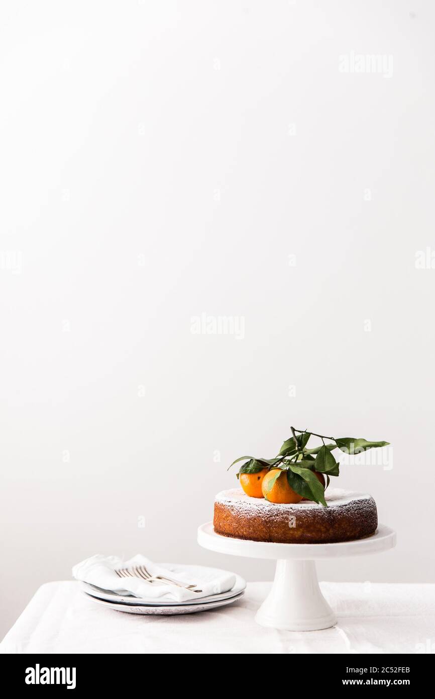Mehlloser Orangenkuchen auf einem Cakestand Stockfoto