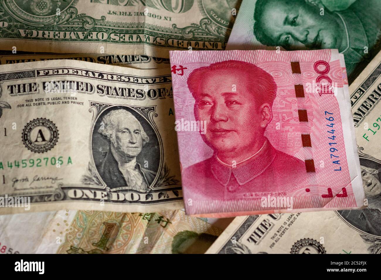 Konzept des US-China-Handelskrieges. Chinesische Renminbi (Yuan) Geldscheine mit grünen US-Dollar-Noten. Zeigt Handel, Handel, Importe, Exporte, z. B. Stockfoto