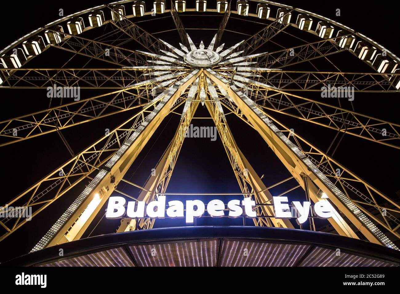 Riesenrad genannt Budapest Eye in Budapest, Ungarn bei Nacht. Stockfoto