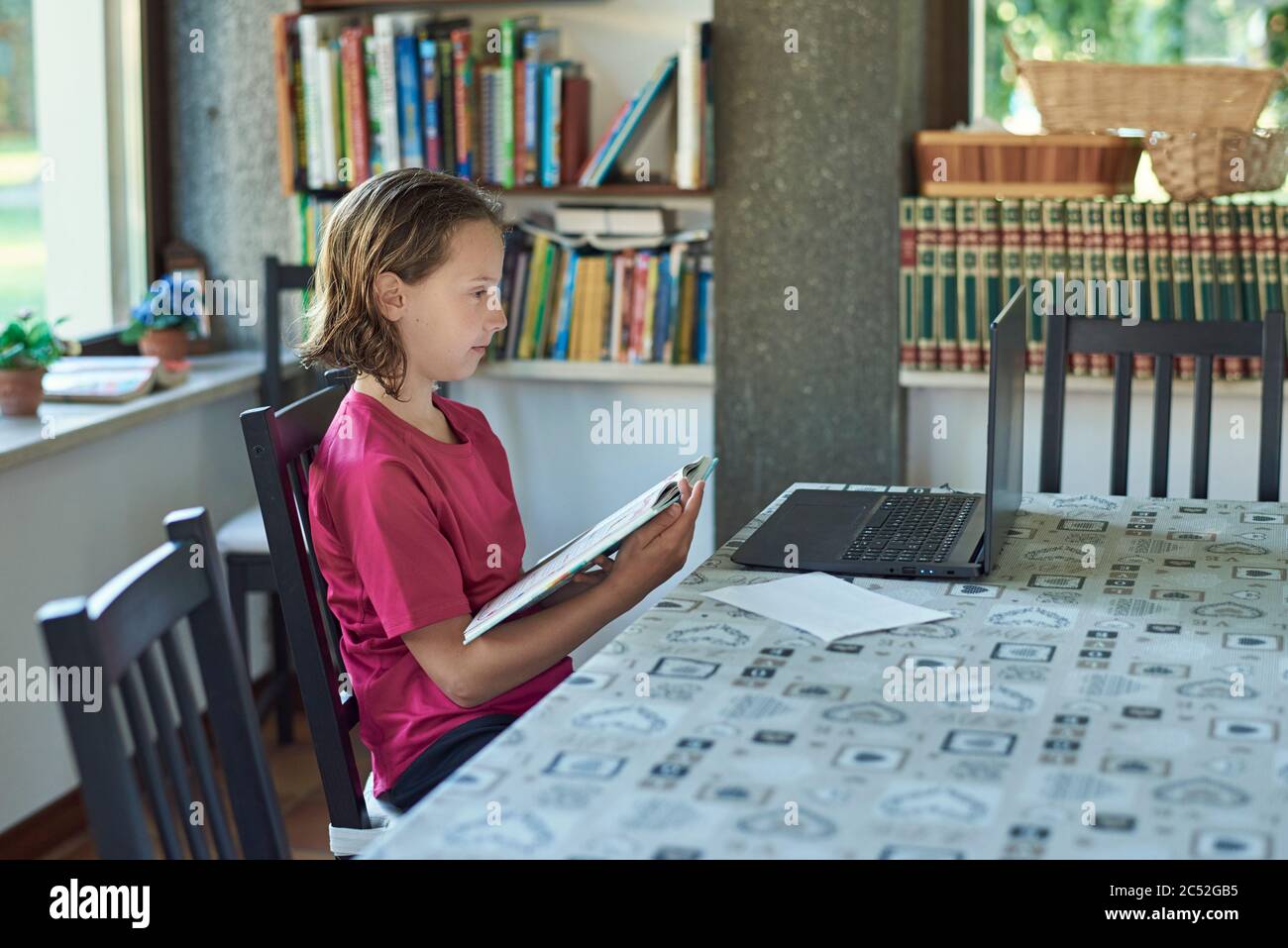 Mädchen studing online zu Hause vor dem Laptop Stockfoto