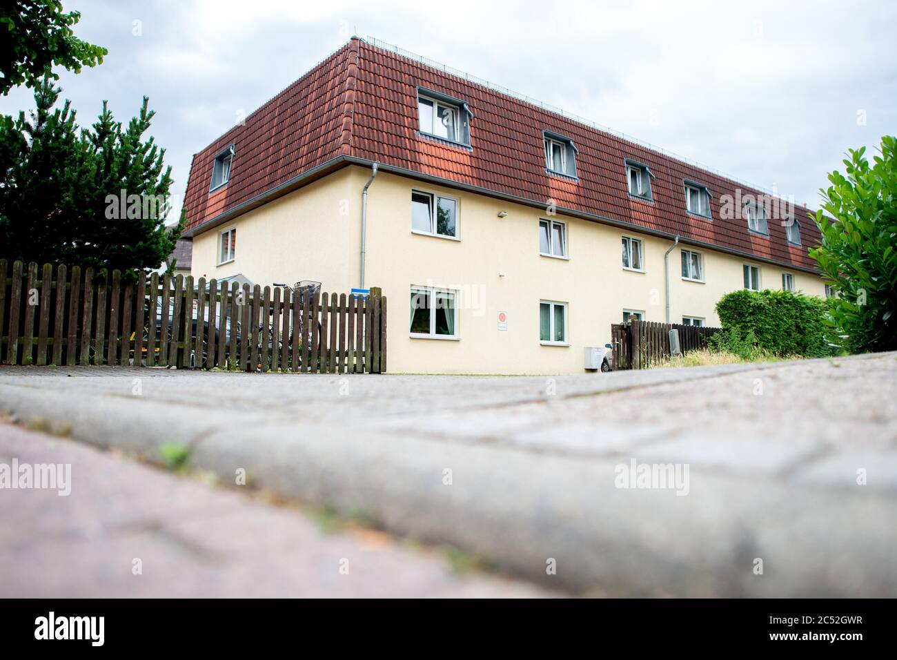 Celle, Deutschland. Juni 2020. Der Eingang zu einem Altenheim im Norden der Stadt. Nach Verdacht auf Misshandlung in einem Pflegeheim in Celle ermittelt die Staatsanwaltschaft drei Pflegekräfte. Quelle: Hauke-Christian Dittrich/dpa/Alamy Live News Stockfoto