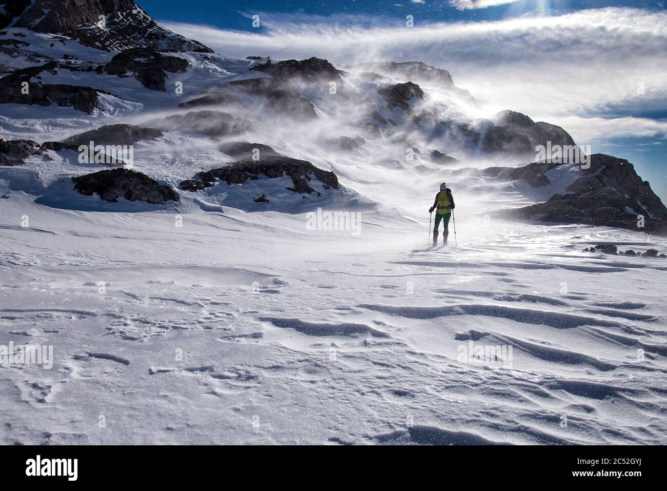 Frau, die auf den Gipfel des Marbore Peak, Huesca, Spanien, geht Stockfoto
