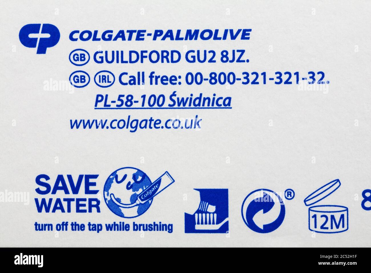 Informationen zur Box der Colgate MaxFresh Detox Foam Zahnpasta - Wasser sparen Schalten Sie den Wasserhahn während des Putzens Stockfoto