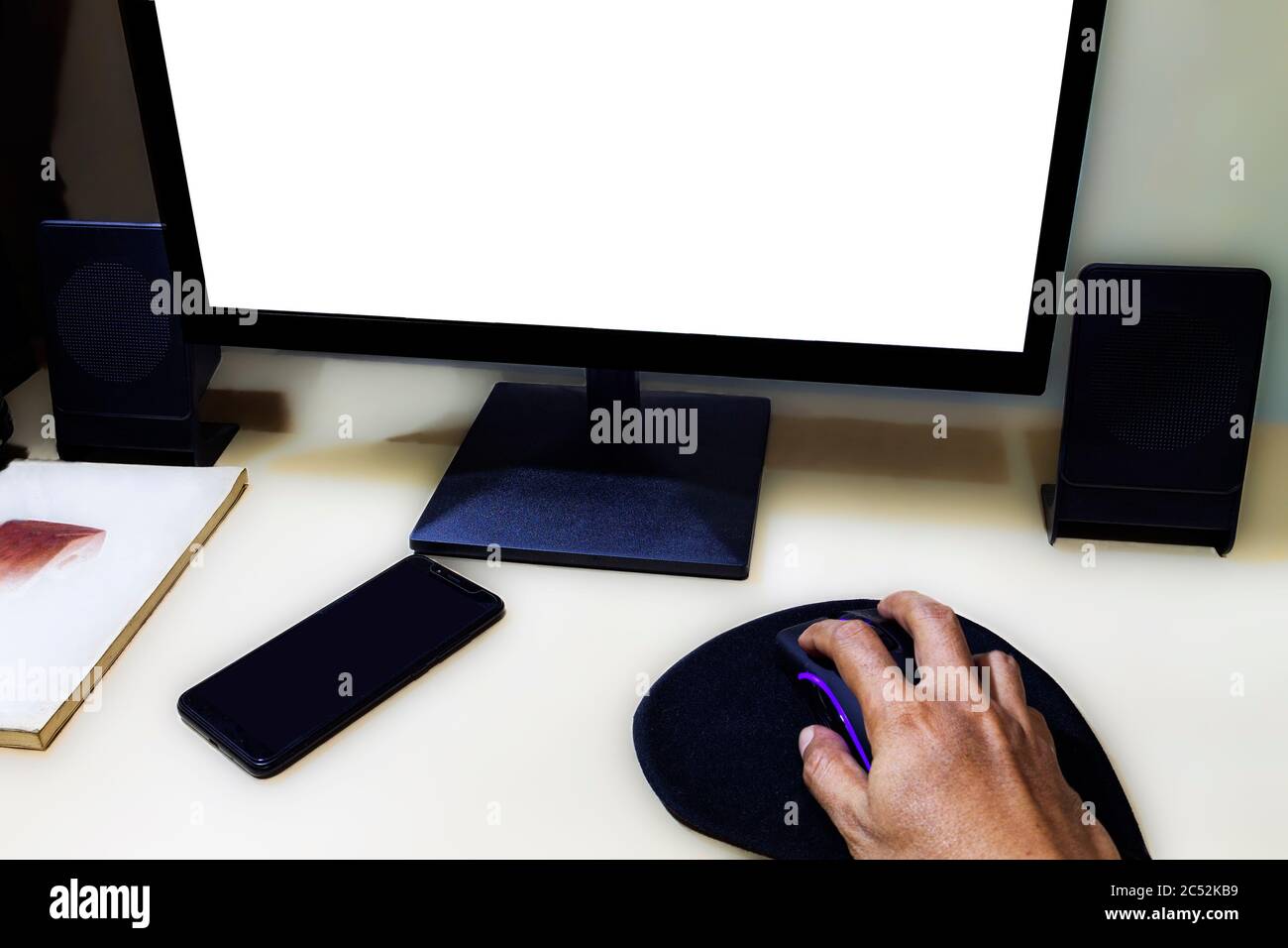 Mann, der an einem Schreibtisch sitzt und von zu Hause aus arbeitet Stockfoto