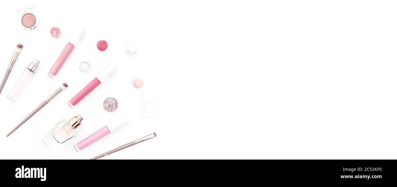 Trendige Design-Vorlage mit rosa Kosmetik-Layout auf weißem Hintergrund. Flach liegend. Speicherplatz kopieren. Modell für Ihr Design. Webbanner. Stockfoto