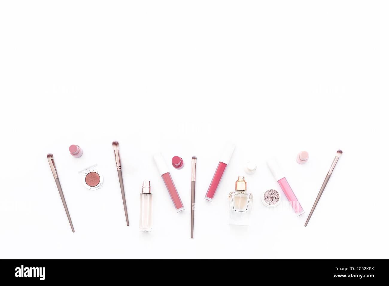 Trendige Design-Vorlage mit rosa Kosmetik-Layout auf weißem Hintergrund. Flach liegend. Speicherplatz kopieren. Modell für Ihr Design. Stockfoto