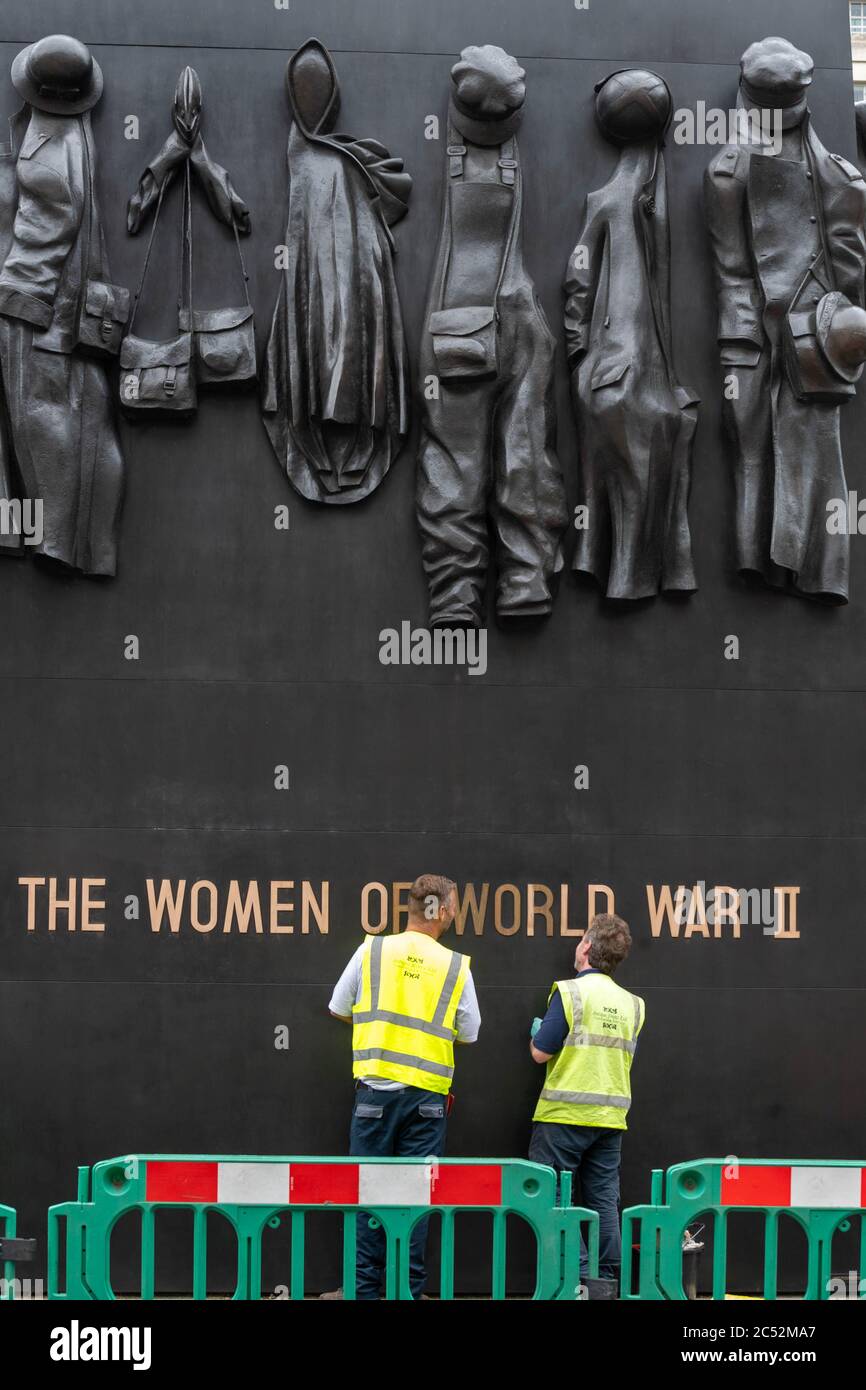 London 30. Juni 2020 Arbeiter reinigen das Denkmal für die "Frauen des Zweiten Weltkriegs" in Westminster London Credit: Ian Davidson/Alamy Live News Stockfoto