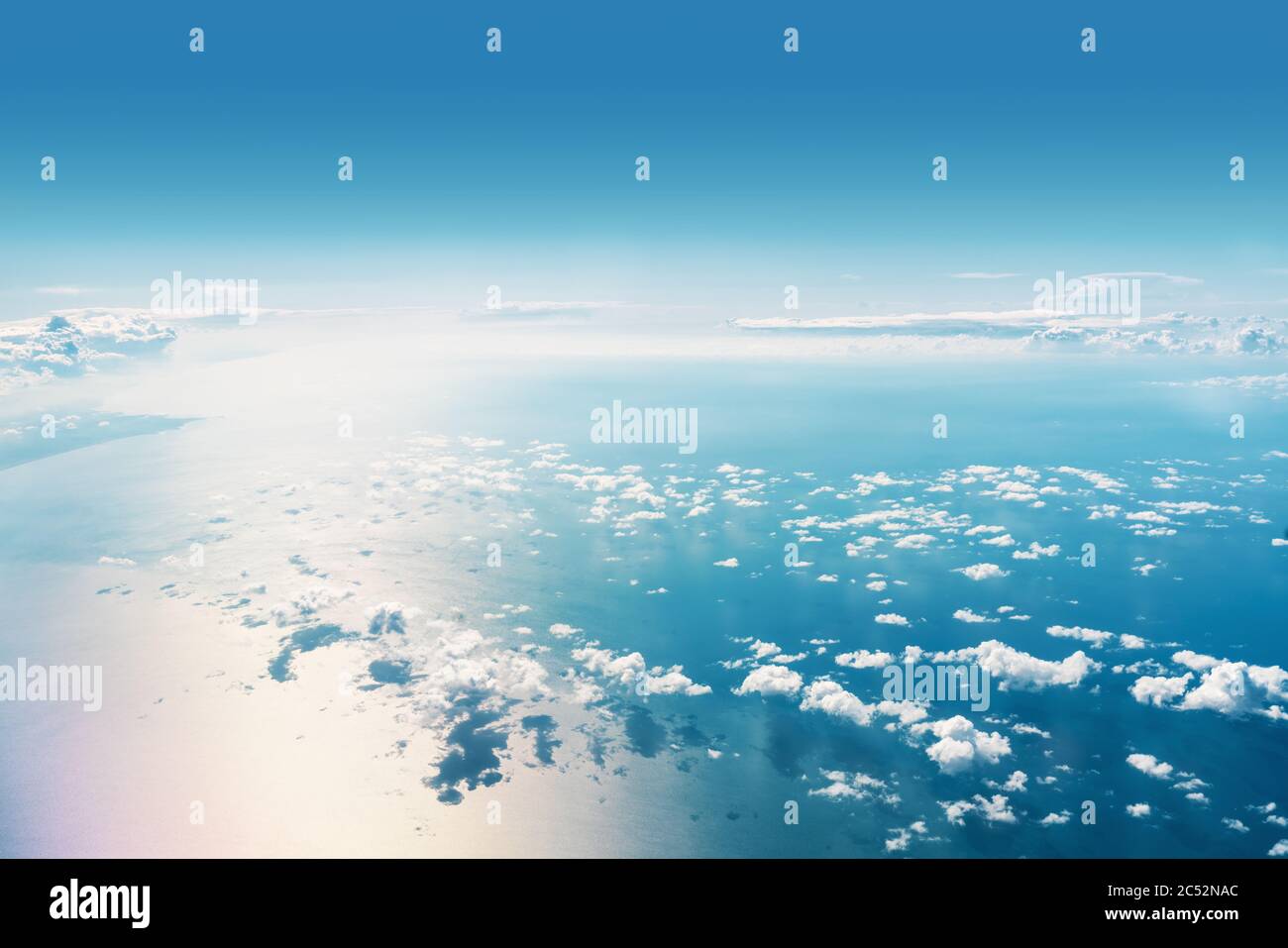 Ein Panorama-Yop-Ansicht von Tageslicht und über alle Wolken unter dem blauen Himmel, Himmel Wolken und Meer Banner, Tapete Konzept. Hochwertige Fotos Stockfoto