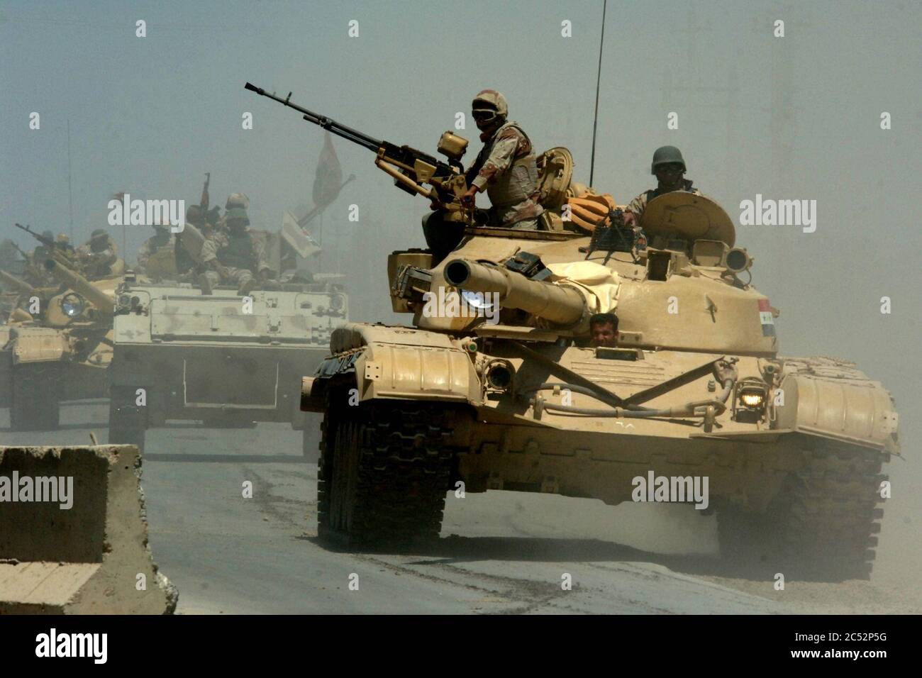 Irakische T-72 Panzer und ein M113 APC der 9. Mechanisierten Division der irakischen Armee passieren einen Autobahncheckpunkt in Mushahada, Irak. Stockfoto