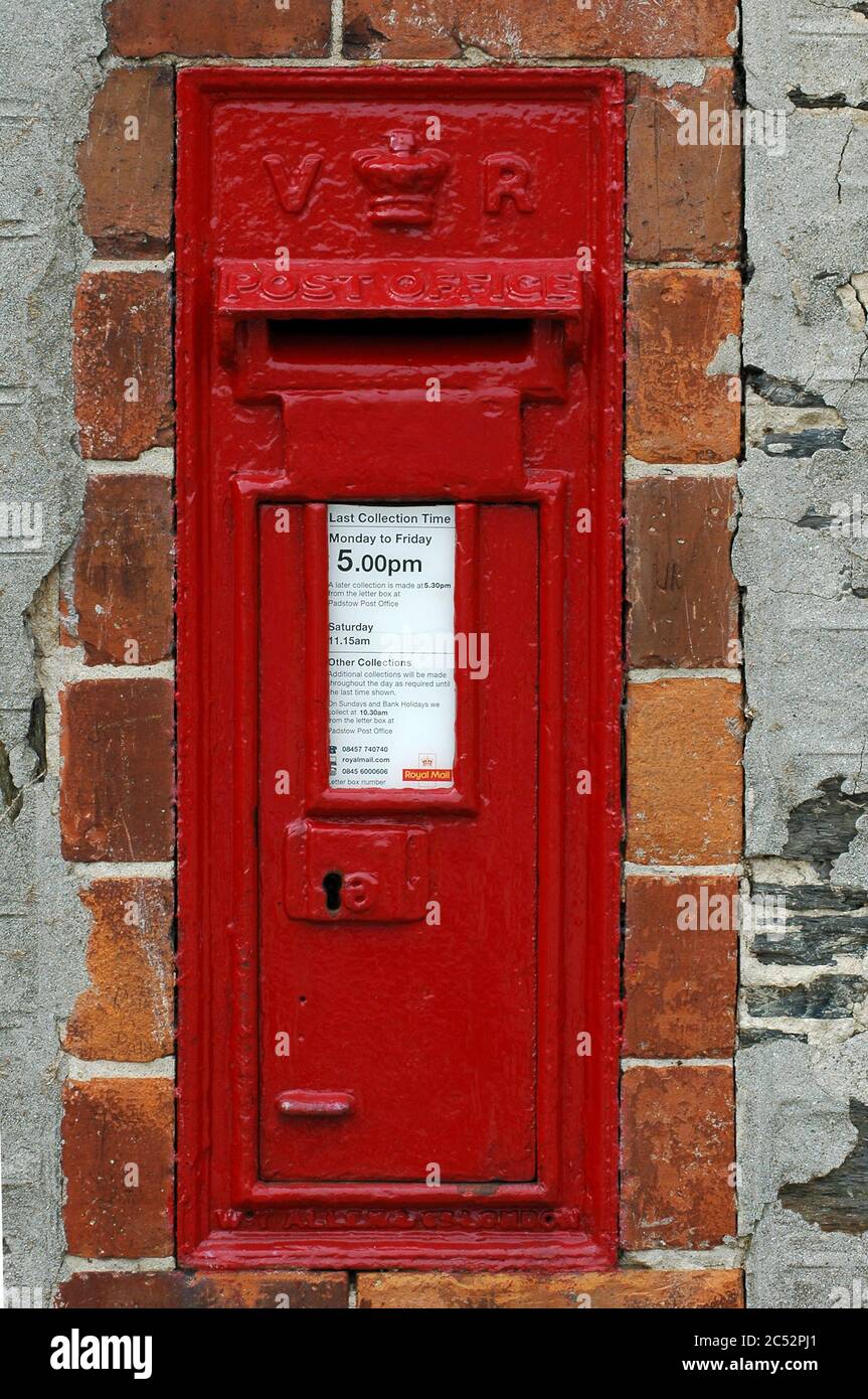 Viktorianische Briefkasten an der Kreuzung von Fentonluna Lane, St. Saviour's Lane, High Street und Cross Street. Padstow, North Cornwall. Stockfoto
