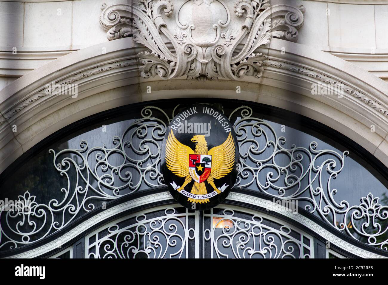 Blick auf die indonesische Botschaft in den Vereinigten Staaten durch die Eingangstore. Text lautet: "Botschaft Indonesiens, Einheit in Vielfalt". Stockfoto