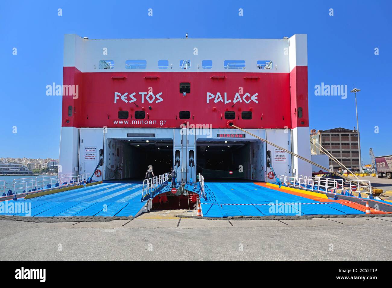 Piräus, Griechenland - 04. Mai 2015: Minoan Lines High Speed Ferry Festos Palace liegt im Hafen von Piräus, Griechenland. Stockfoto