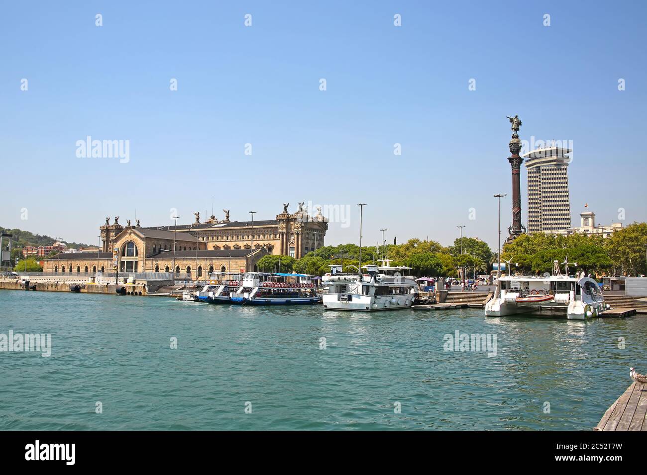 Blick über den Hafen in Richtung der Stadt, einschließlich des Kolumbus-Denkmals, des Aduana-Gebäudes und des alten Zollgebäudes in Port Vell, Barcelona, Spanien. Stockfoto