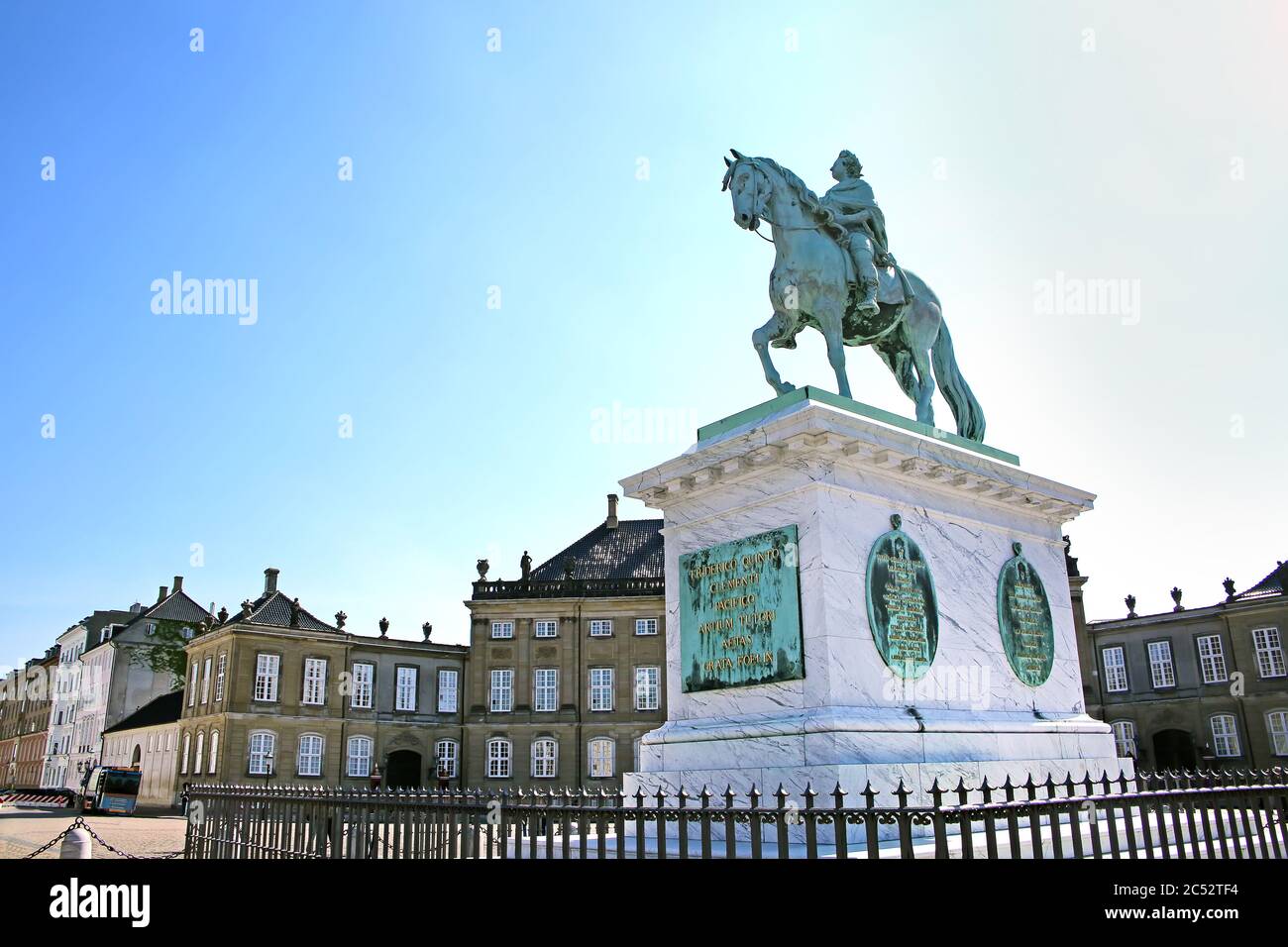 Schloss Amalienborg Platz mit einer Statue von Friedrich V. auf einem Pferd. Es ist die Heimat der dänischen Königsfamilie, Kopenhagen, Dänemark. Stockfoto Schloss Amalienborg Platz mit einer Statue von Friedrich V. auf einem Pferd. Es ist die Heimat der dänischen Königsfamilie, Kopenhagen, Dänemark. Stockfoto