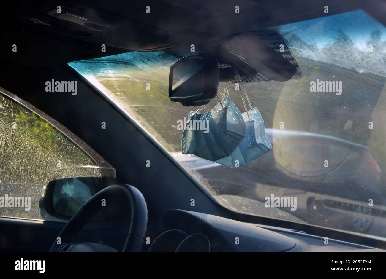 Gesichtsmasken in einem Auto während der Corona-Virus-Krise Stockfoto