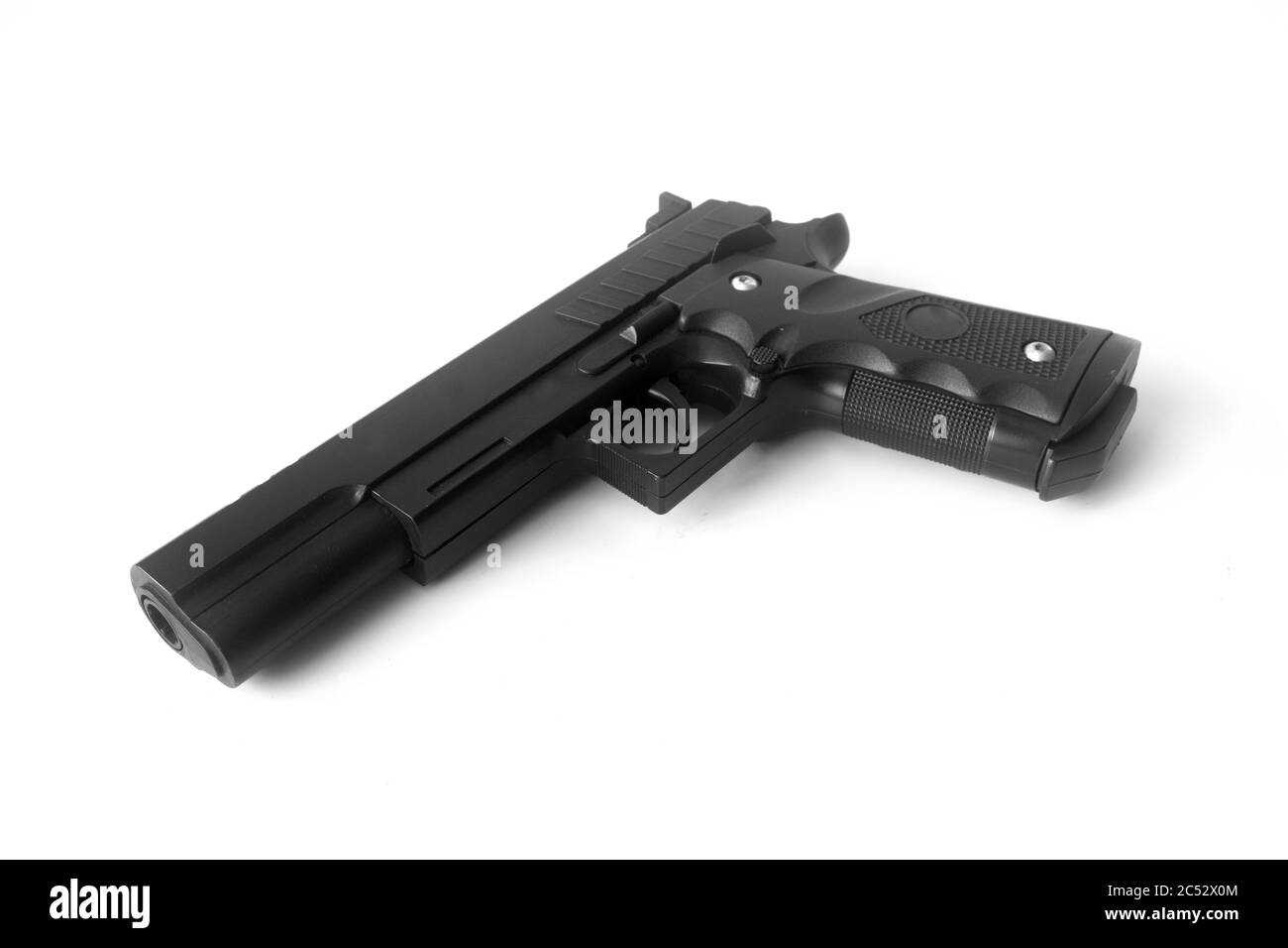 Nahaufnahme einer generischen Handpistole vor weißem Hintergrund. Es ist eine gefährliche Waffe, die zum Töten gemacht wurde. Stockfoto