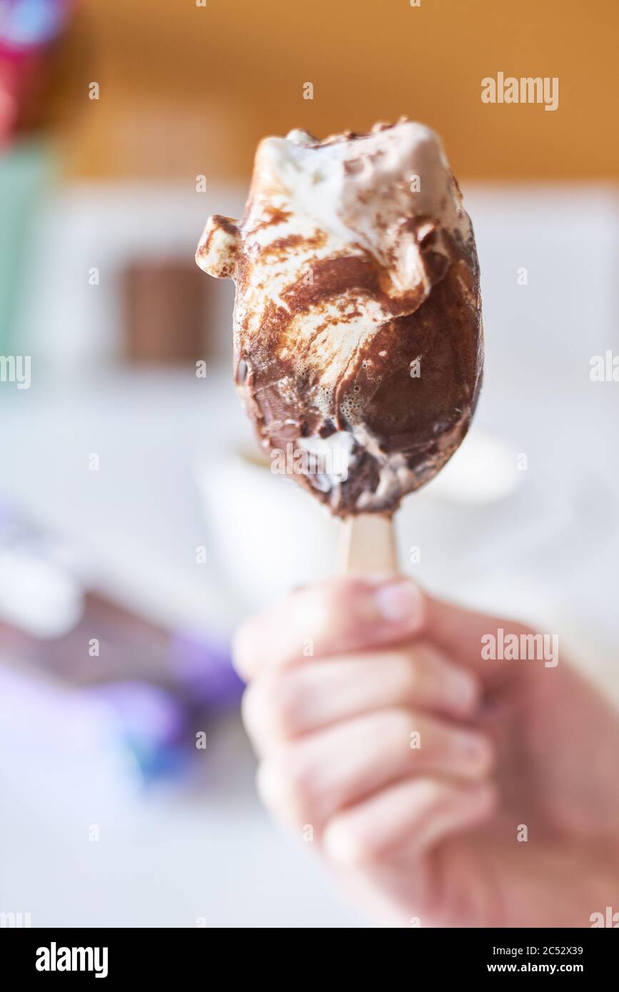 Milchshake mit Schokoladenüberzug in einer Cocktailschale aus Glas, dekoriert mit Marshmallows Stockfoto