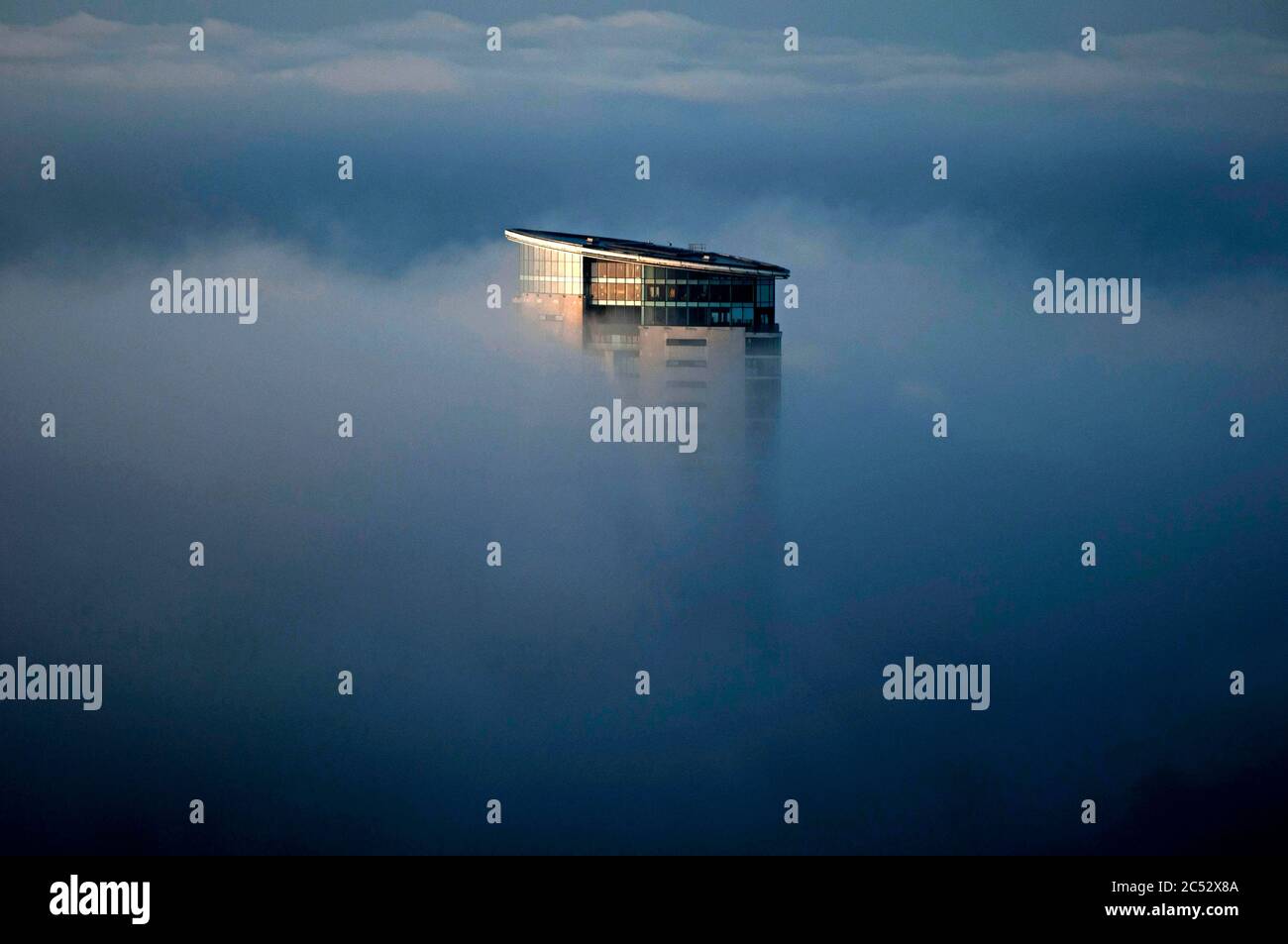 Der Meridian Tower in Swansea, Wales, Großbritannien, steigt früh am Morgen aus dem Nebel auf. Stockfoto