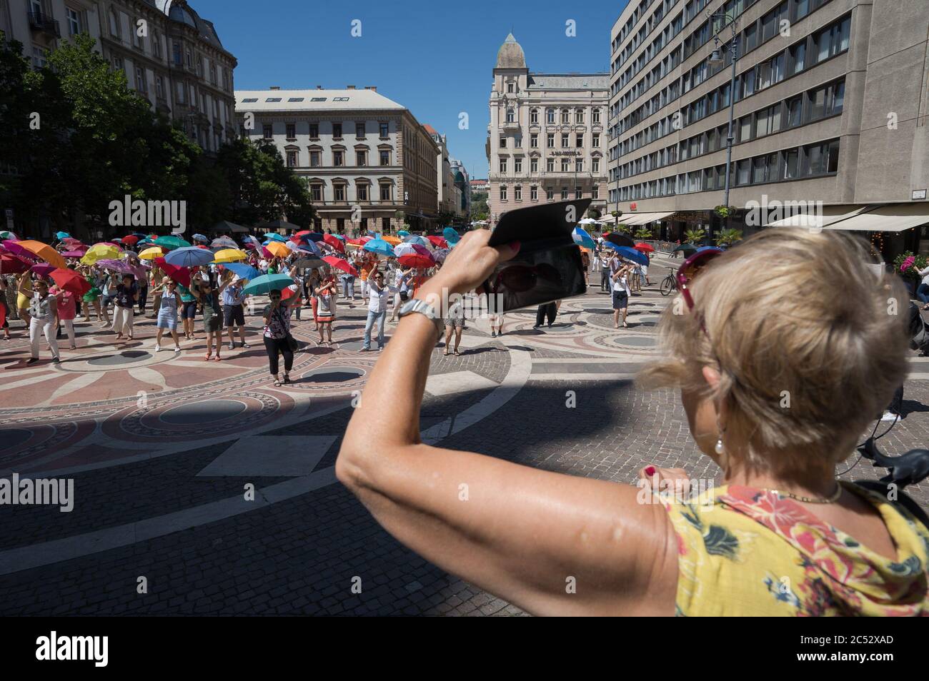 Budapest. Juni 2020. Die Reiseleiter nehmen an einem Flashmob Teil, um am 30. Juni 2020 in der Innenstadt von Budapest, Ungarn, die Bedeutung der Tourismusindustrie für die Erholung nach der Pandemie zu sensibilisieren. Quelle: Attila Volgyi/Xinhua/Alamy Live News Stockfoto