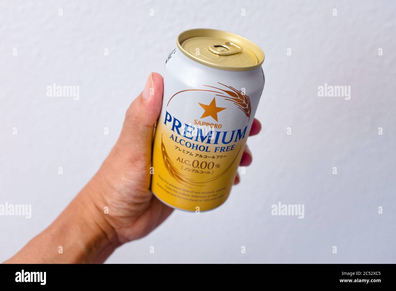 Penang, Malaysia - 25. Mai 2020 : EINE Hand mit einer Dose Sapporo Premium alkoholfreies Getränk auf weißem Hintergrund bei Gelugor Stockfoto