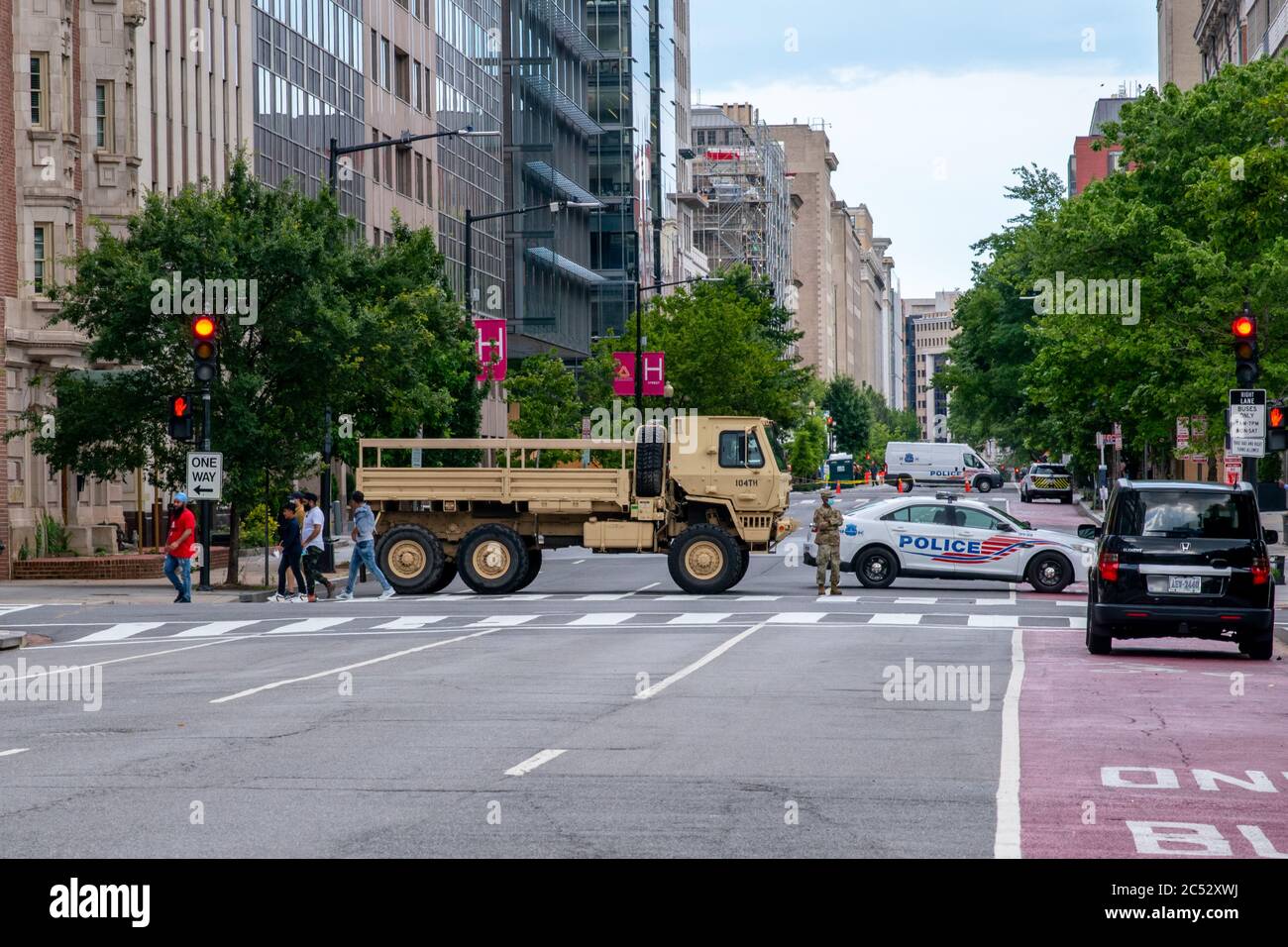 Washington, D.C. / USA - 21 2020. Juni: Nationalgarde Militärfahrzeug blockiert Straßen in Washington, DC, nach BLM-Protesten. Stockfoto