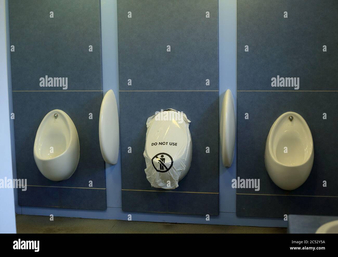 Öffentliche Urinale mit einem aus der Verwendung, um für soziale Distanzierung zu ermöglichen. Stockfoto