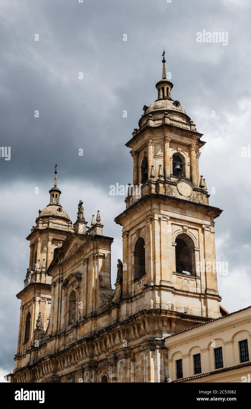 Glockenturm der Primatial Kathedrale von Bogota in Bolivar Platz aka Plaza Bolívar, Bogota, Kolumbien, Südamerika Stockfoto