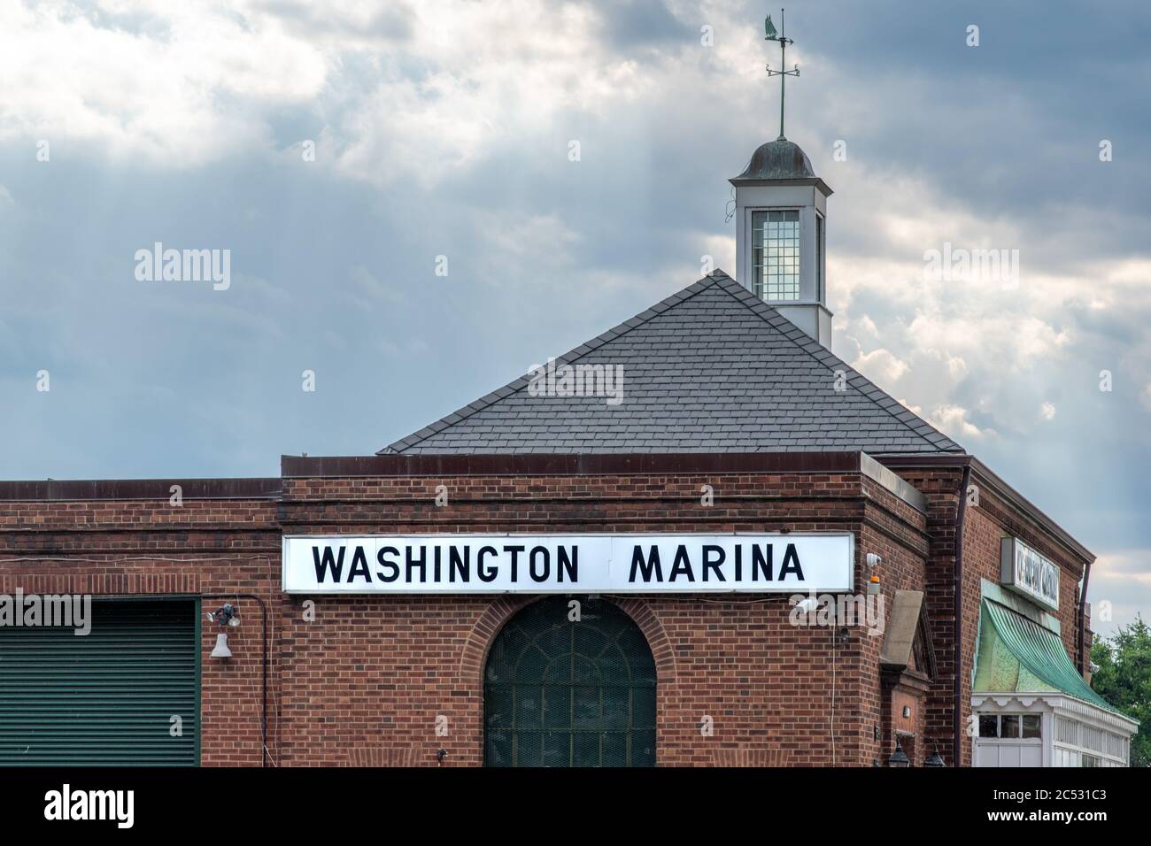 Washington, D.C. / USA - Juni 27 2020: Schild an der Washington Marina im District of Columbia mit einem atemberaubenden stürmischen Himmel. Stockfoto