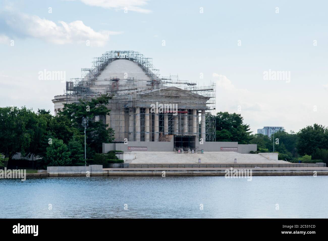 Washington, D.C. / USA - Juni 27 2020: Blick auf den West Potomac River Par und das Jefferson Memorial im Bau und im Umbau. Stockfoto