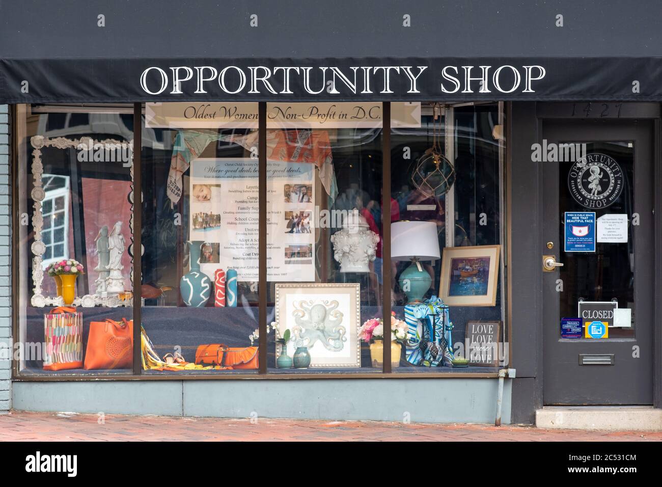 StoreFront außerhalb der Opportunity Shop in Georgetown. Der Shop ist ein High-End-Konsignationsgeschäft, das Antiquitäten und feinen Schmuck vermarktet und verkauft. Stockfoto