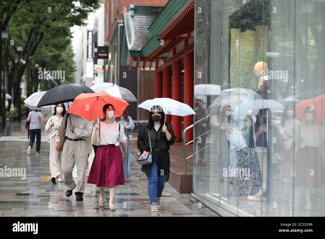 Tokio, Japan. Juni 2020. Menschen mit Gesichtsmasken gehen am 30. Juni 2020 auf einer Straße in Shibuya-ku, Tokio, Japan. Die Metropolregion Tokio bestätigt am Dienstag 54 neue COVID-19 Infektionen, die fünfte Tag in Folge neue tägliche Fälle in der Hauptstadt haben 50 inmitten der Sorgen über ein Wiederaufleben von Infektionen. Quelle: Du Xiaoyi/Xinhua/Alamy Live News Stockfoto