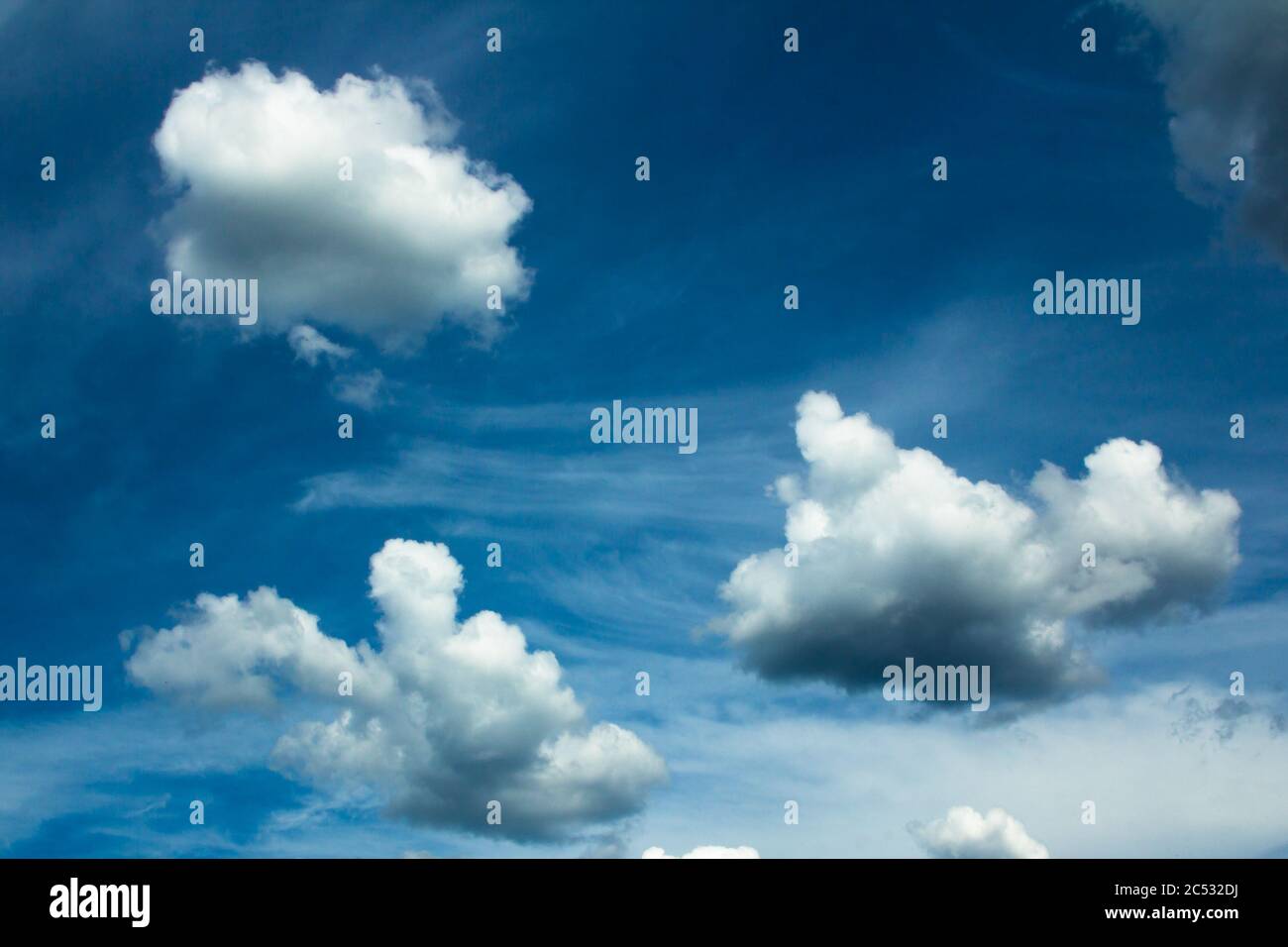 Der vorstürmische Himmel im Dorf im Frühling Stockfoto