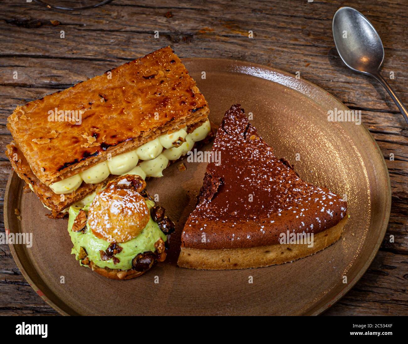 Drei verschiedene Desserts runden das private Abendessen im ab Hütte des Fèrme du Vent Stockfoto