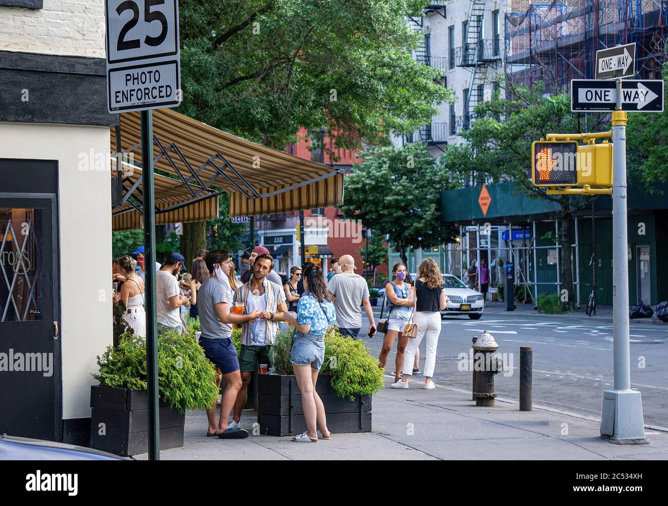 Eine Gruppe von Menschen versammelten sich auf dem Bürgersteig vor dem Restaurant, New York City, New York, USA Stockfoto