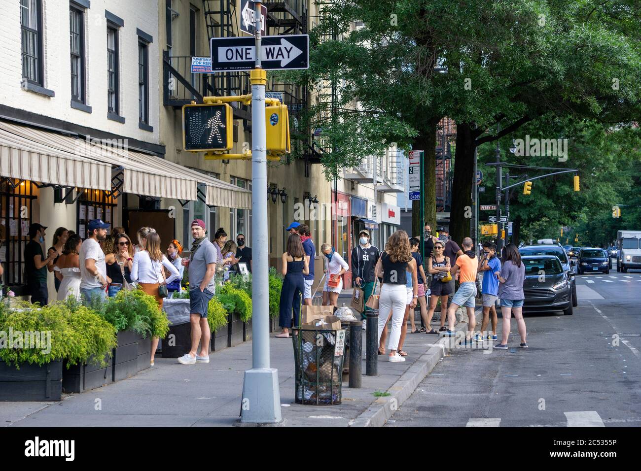 Eine Gruppe von Menschen versammelten sich auf dem Bürgersteig vor dem Restaurant, New York City, New York, USA Stockfoto