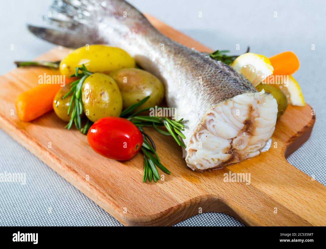 Kabeljau gebacken im rustikalen Stil. Rezept: besser zu nehmen cod Schwanz 250 gr, Reiben, mit Salz, Pfeffer. Backen im Backofen 20 Minuten bei 220Gr. Garniert mit gekochten potat Stockfoto