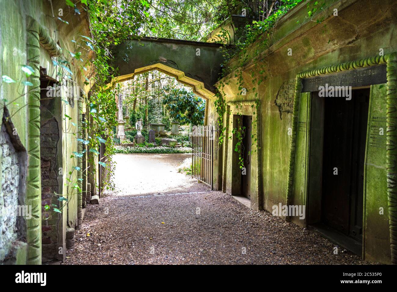 Egyptian Avenue, Highgate Cemetery West, London, Großbritannien Stockfoto
