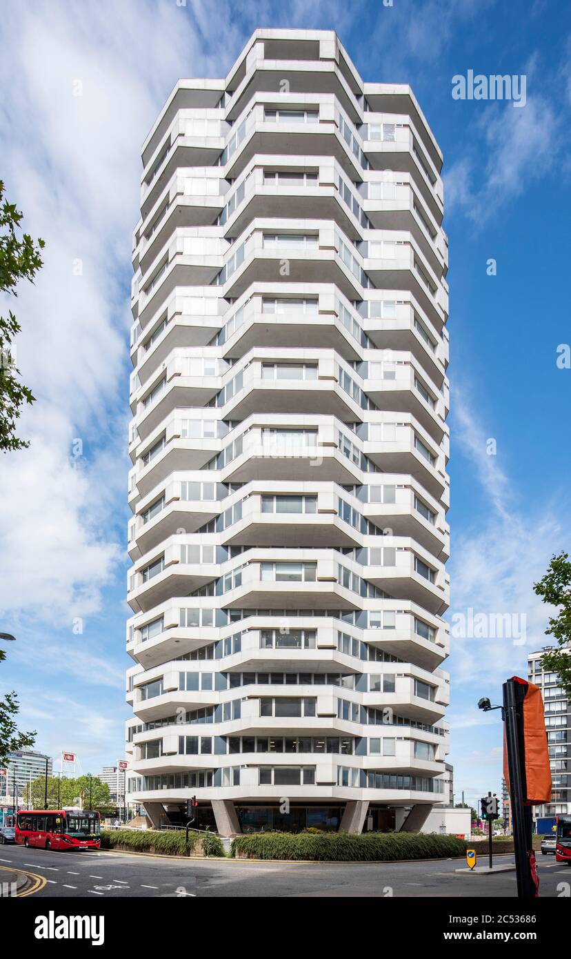 Gesamtansicht des Gebäudes. NLA Tower, Croydon, Großbritannien. Architekt: Richard Seifert & Partners, 1970. Stockfoto