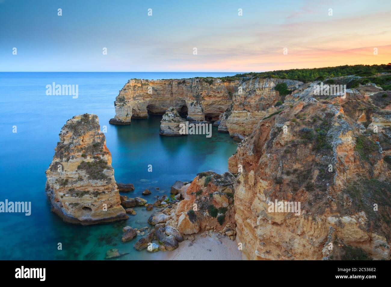 Algarve in Portugal und seine erstaunlichen Strände, ist ein Sommerurlaubsziel für viele Touristen in Europa. Landschaft mit Klippen an der Küste bei colorf Stockfoto