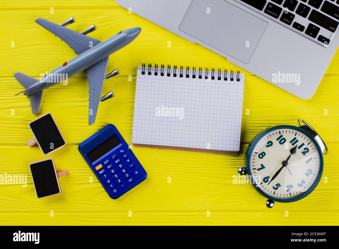 Flacher leerer Notizblock für Kopierplatz. Stockfoto