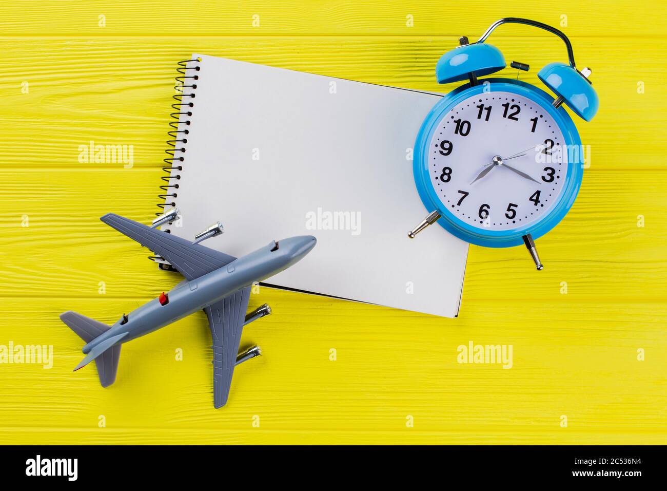 Zeitreisekonzept und leerer Notizblock für Kopierraum. Stockfoto