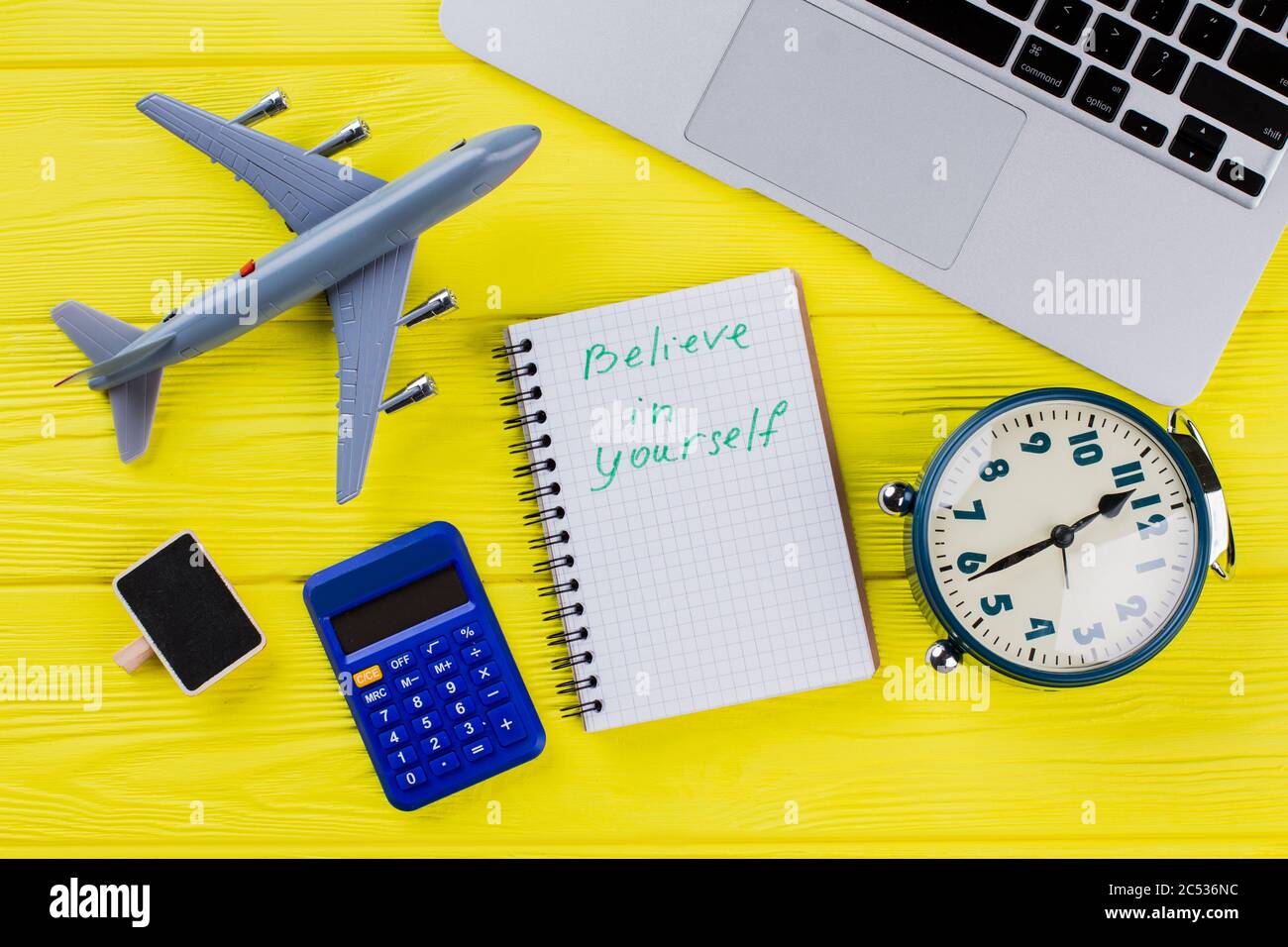 Notizblock mit glauben an sich selbst Zitat. Stockfoto