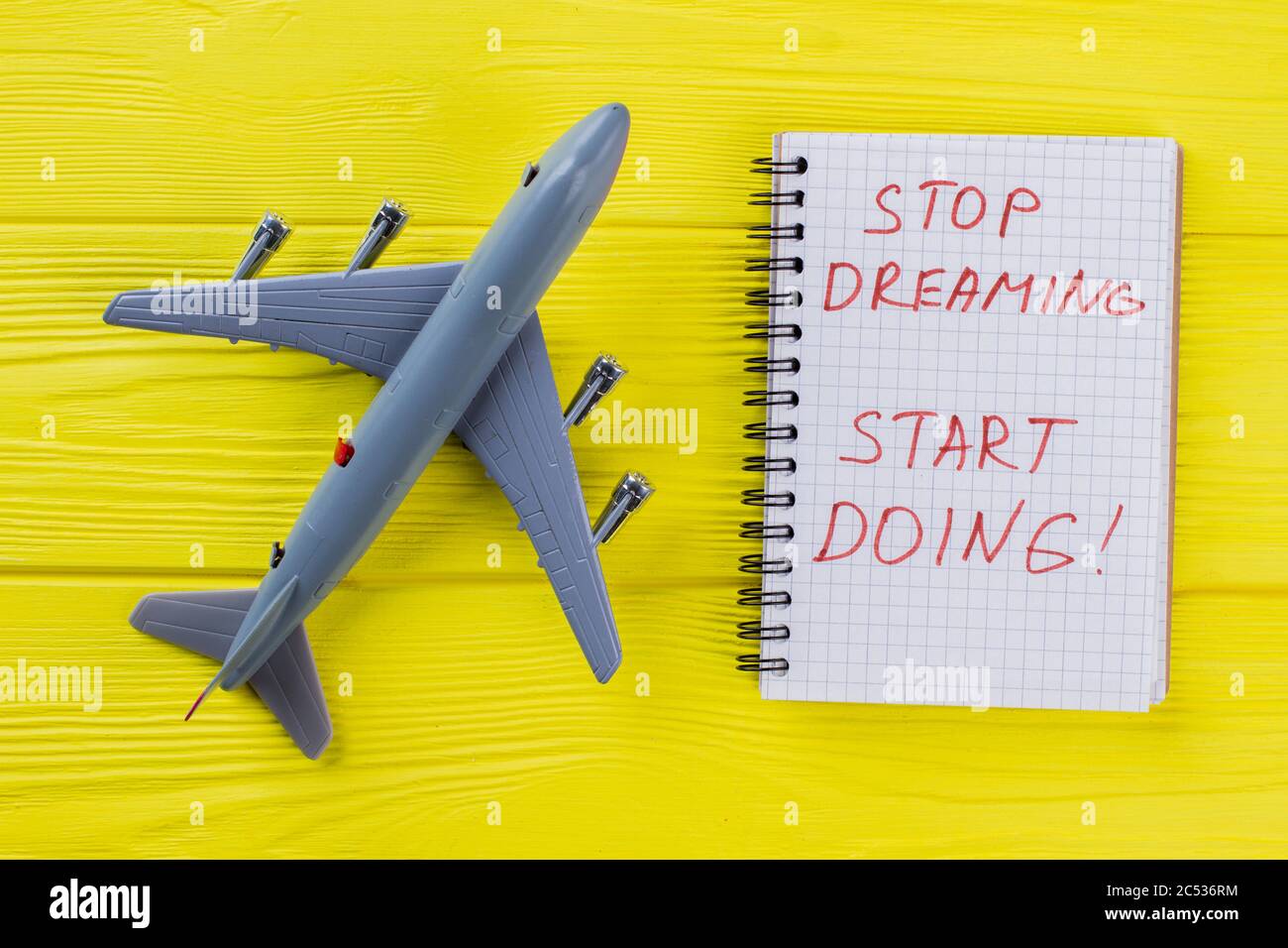 Spielzeug Passanger Flugzeug und Notizblock mit Motivation Zitat. Stockfoto