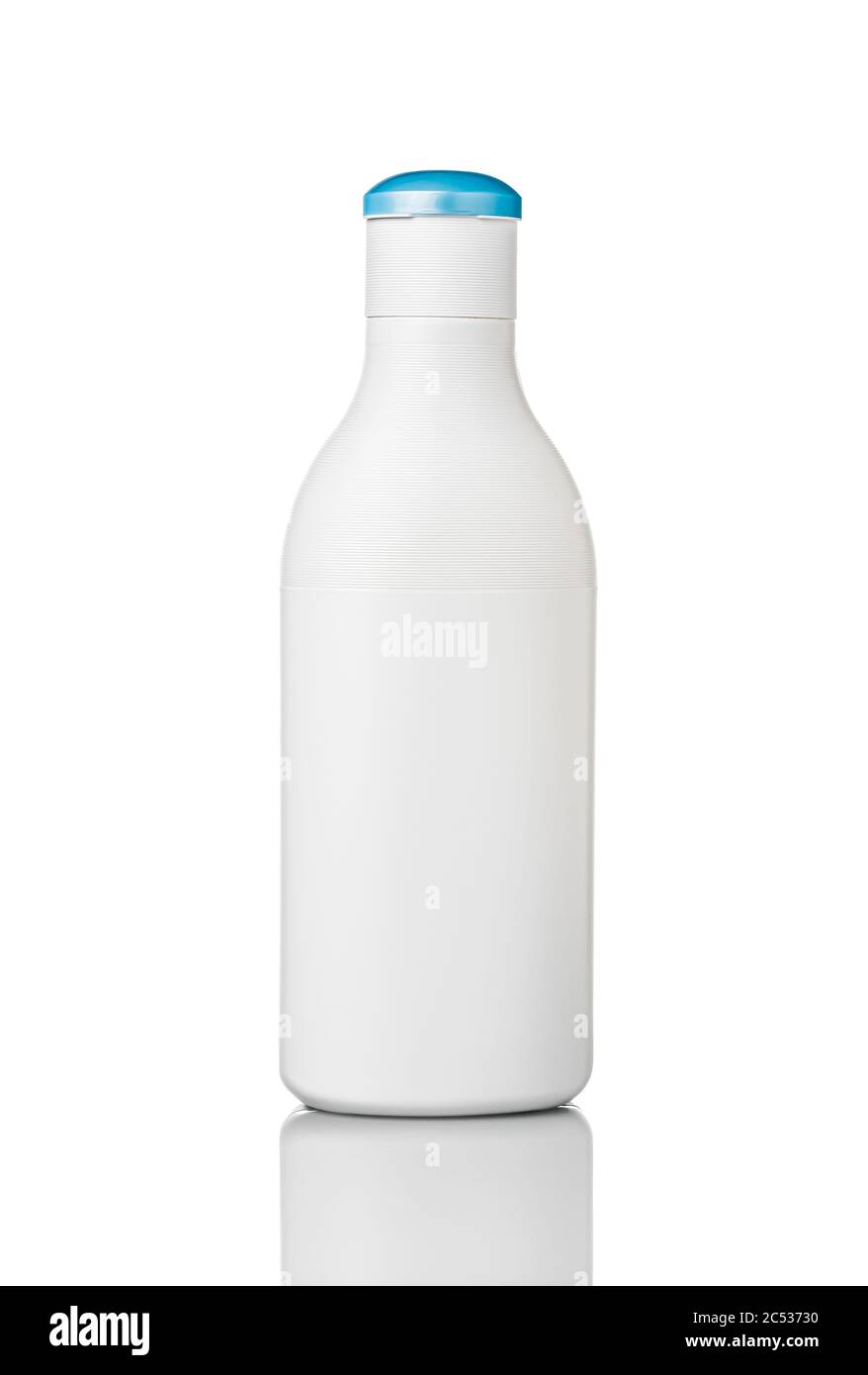 Weiße Plastikflasche mit blauer Kappe isoliert auf weißem Hintergrund. Stockfoto