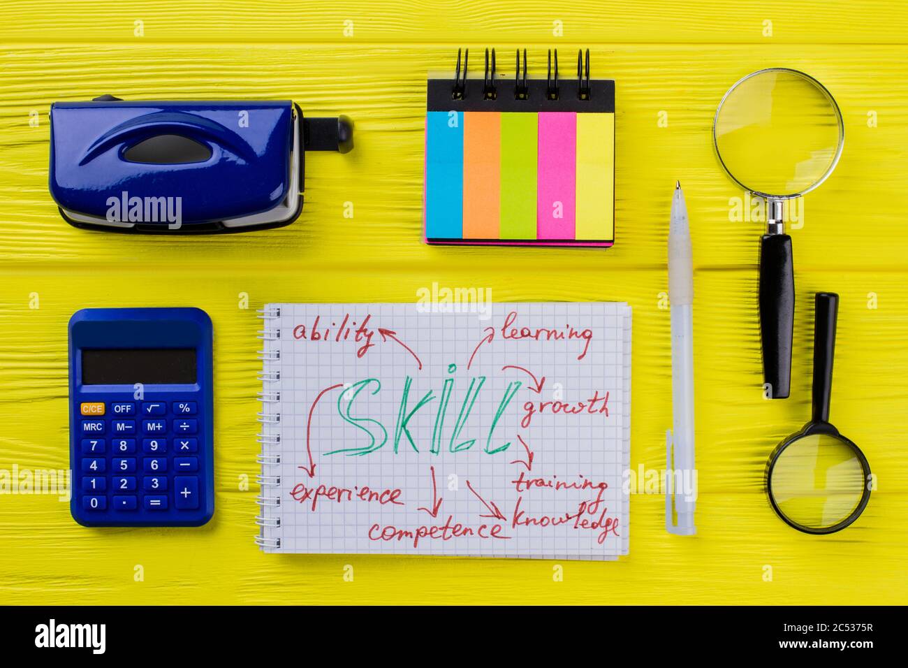 Notizblock mit Fachartikeln und Schreibwaren. Stockfoto