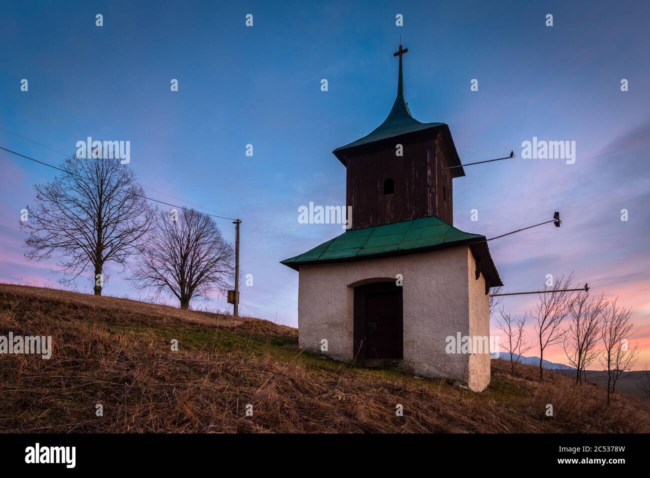 Historischer Kirchturm in einem Dorf der Region Turiec, Slowakei. Stockfoto