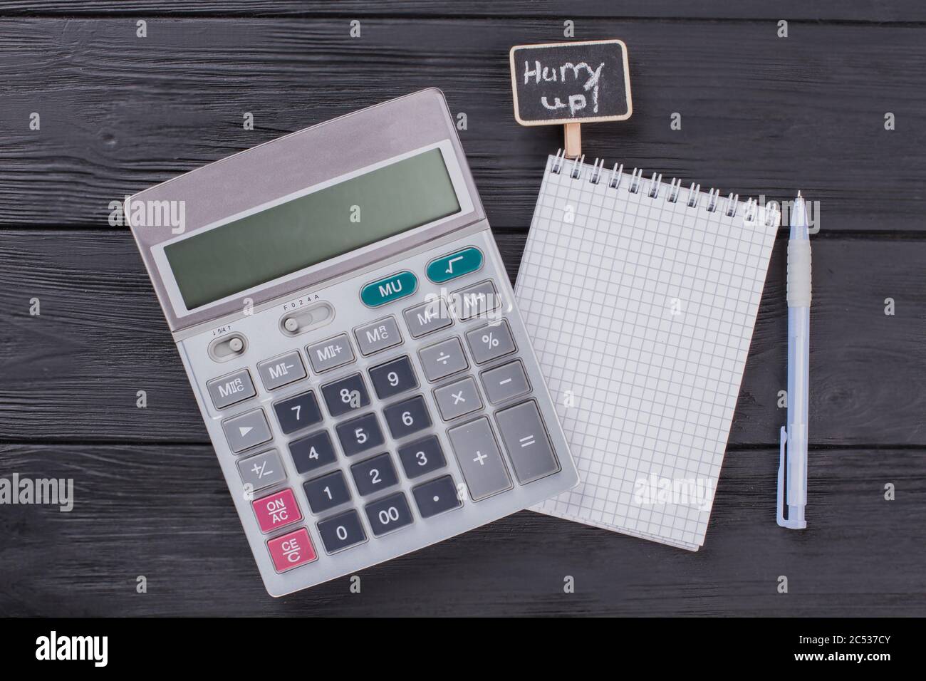 Taschenrechner mit Notizblock und Stift flach legen. Stockfoto