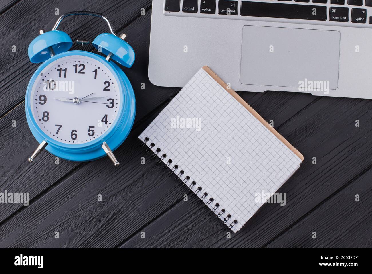 Notizblock mit leeren Seiten für den Kopierbereich. Stockfoto