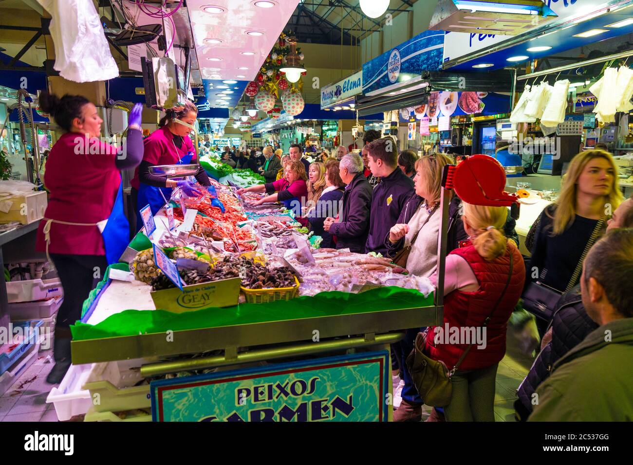Frischer Fisch und Meeresfrüchte an einem belebten und geschäftigen Fischmarkt am Mercat de l'Olivar, Palma, Mallorca, Spanien Stockfoto