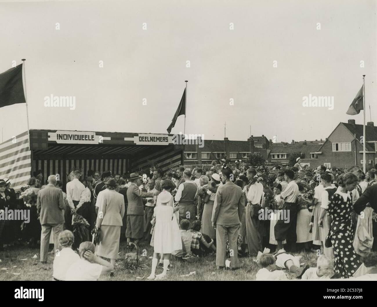 In lange rijen wachten individuelle deelnemers op hun beloning op het Molenveld a Stockfoto